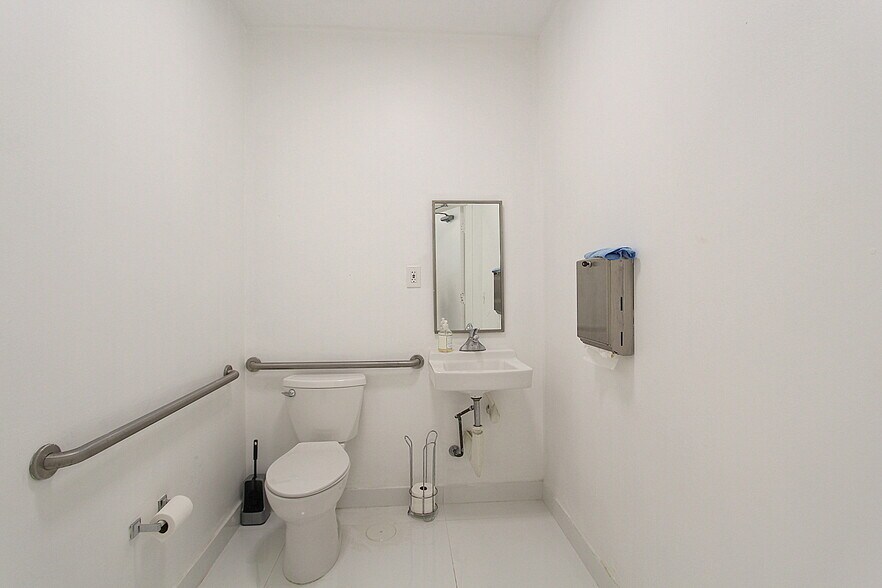 More Photos Of 2520 NW 97th Ave, Doral Showroom For Lease