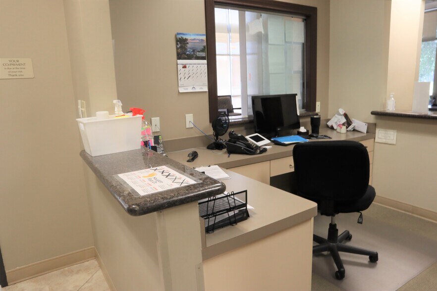 More Photos Of 9405 Huffmeister Rd, Houston Storefront Retail Office For Lease