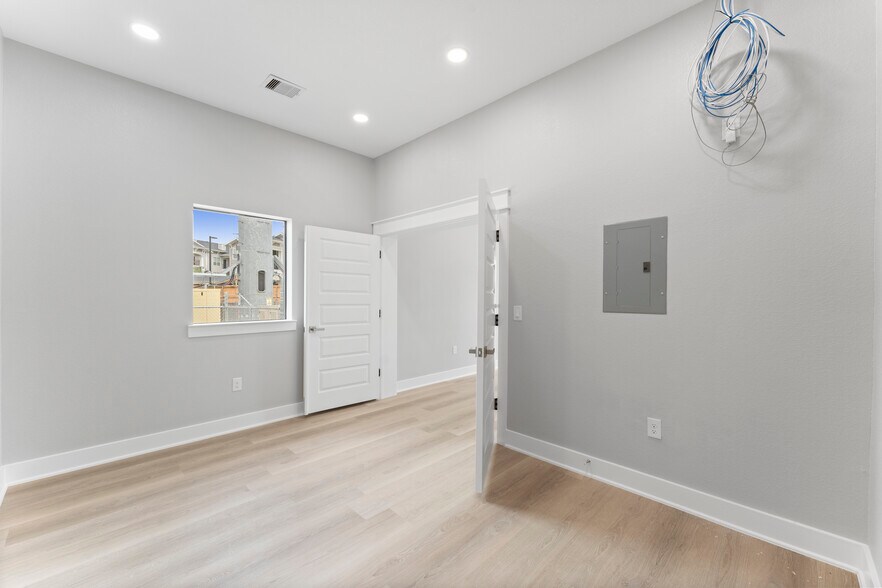 More Photos Of 11606 Westlock Dr, Tomball Medical For Sale