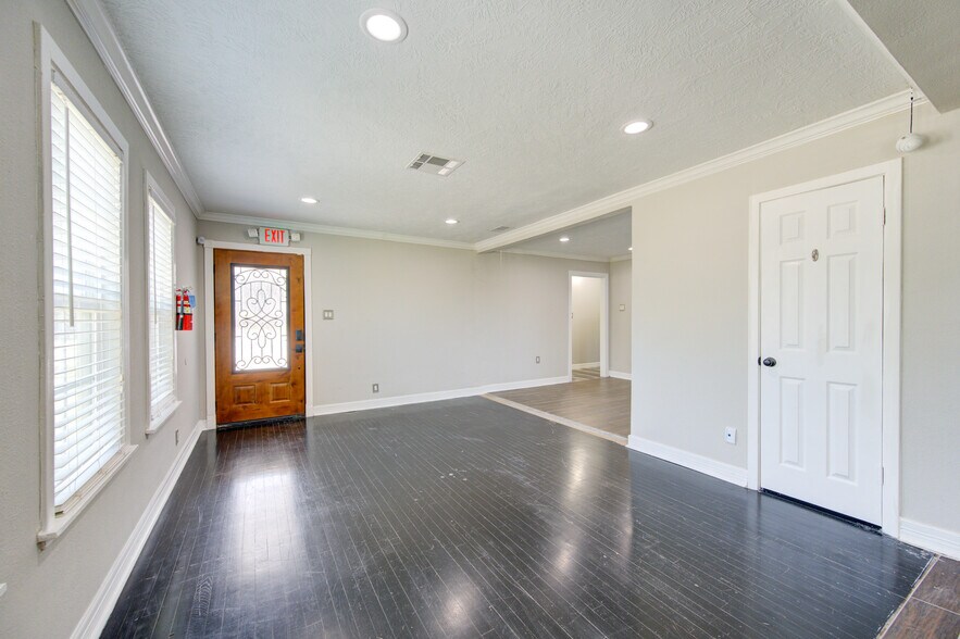 More Photos Of 2208 Strawberry Rd, Pasadena Office Residential For Sale