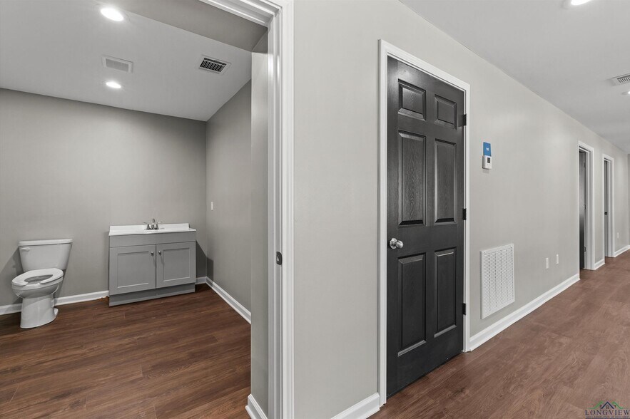 More Photos Of 1709 Bomar St, Marshall Office For Sale