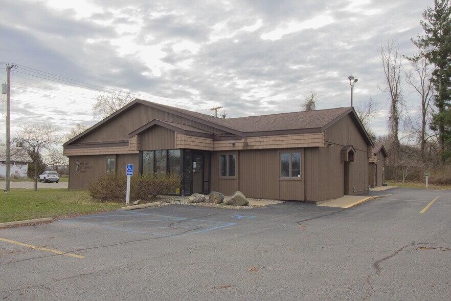 Primary Photo Of 32251 E Red Arrow Hwy, Paw Paw Veterinarian Kennel For Sale