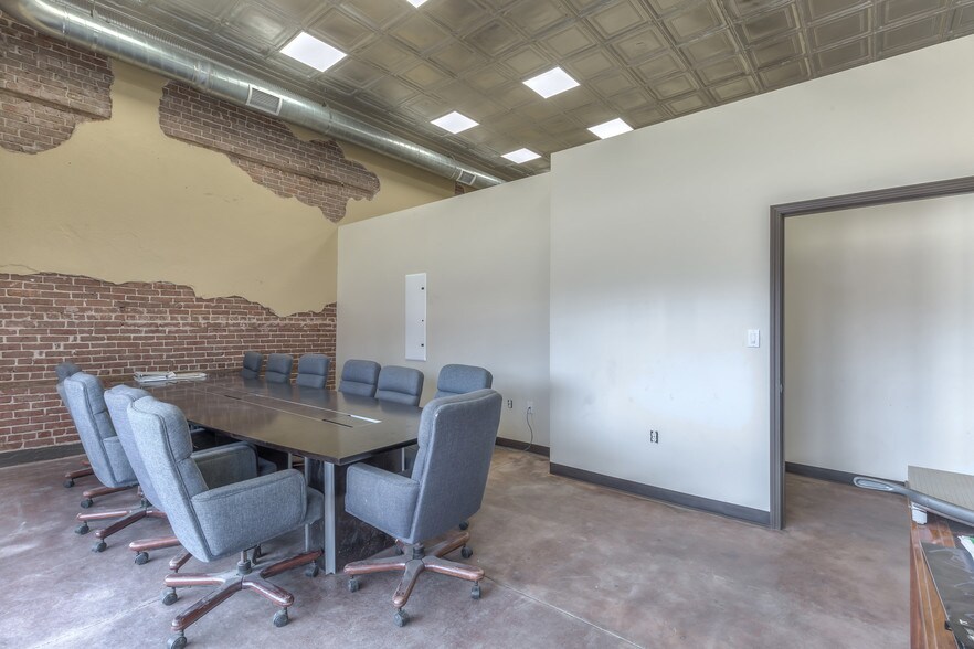 More Photos Of 204 S Broadway, Coweta Office For Sale