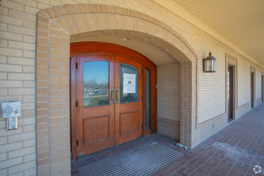 More Photos Of 1221 E Division St, Arlington Freestanding For Lease