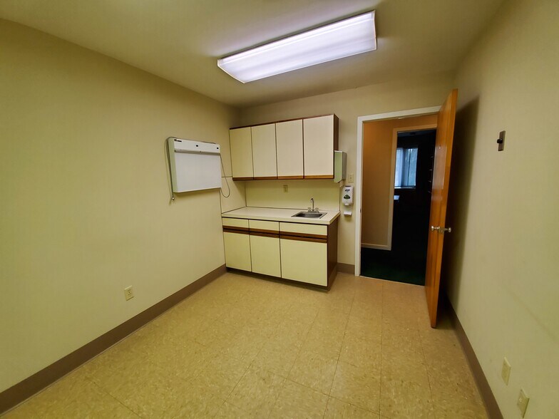 More Photos Of 920 Lawn Ave, Sellersville Medical For Sale