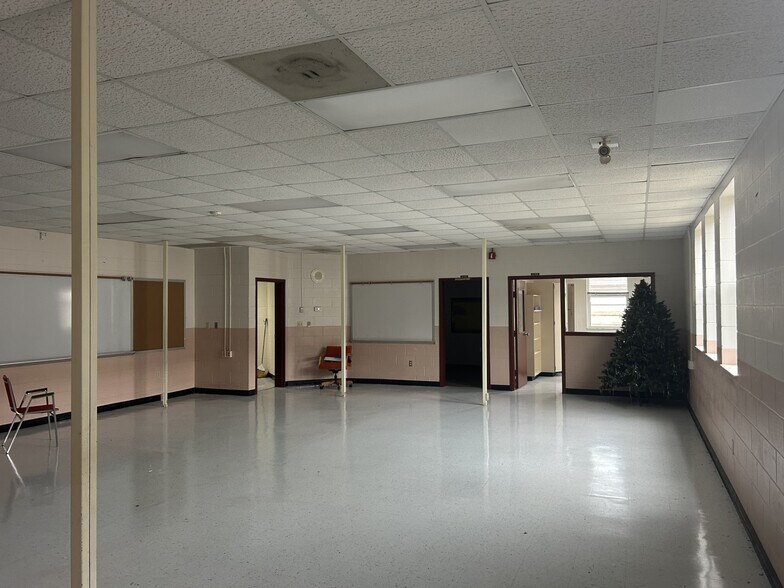 More Photos Of 101 S Prospect St, Crescent City Flex For Sale