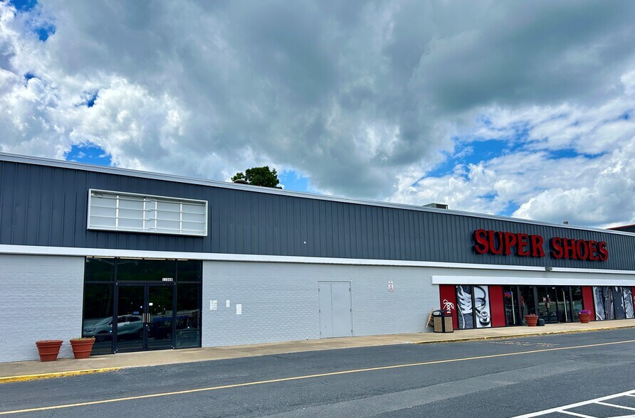 More Photos Of 1104 Greenville Ave, Staunton Storefront For Lease
