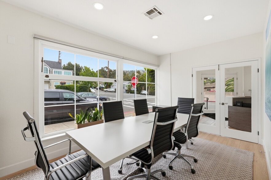 More Photos Of 1495 Glenneyre St, Laguna Beach Freestanding For Lease