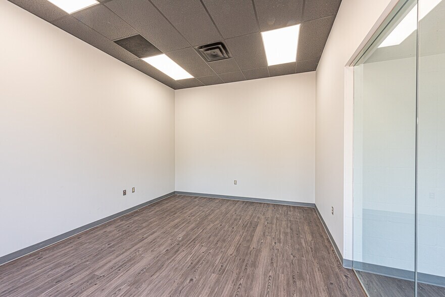 More Photos Of 5501 Pinnacle Point Dr, Rogers Office For Lease