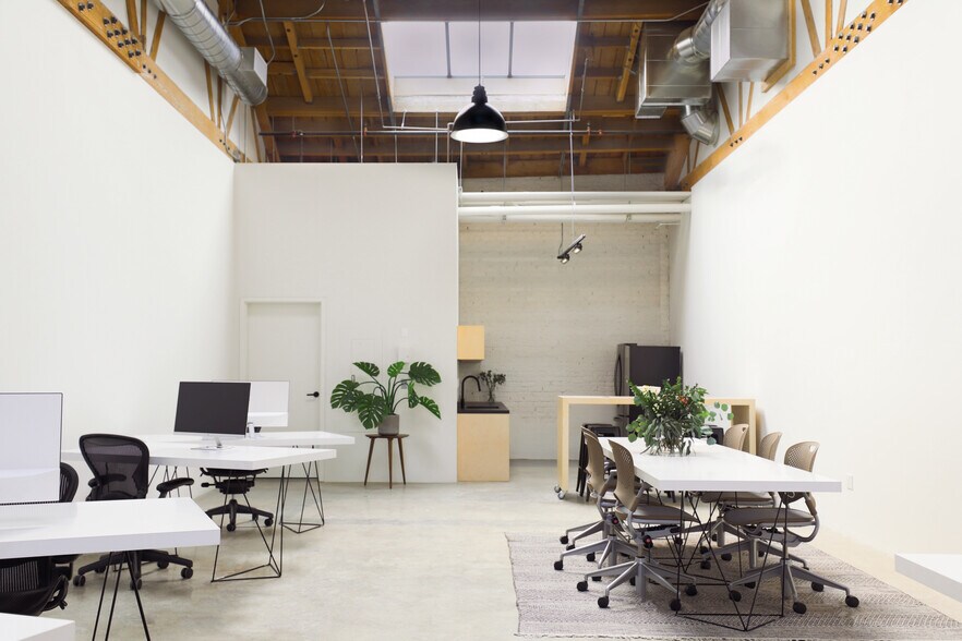 More Photos Of 718-726 Mateo St, Los Angeles Storefront Retail Office For Lease