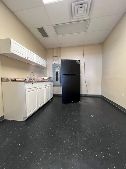 More Photos Of 3316 Navarre Ave, Oregon Storefront For Lease