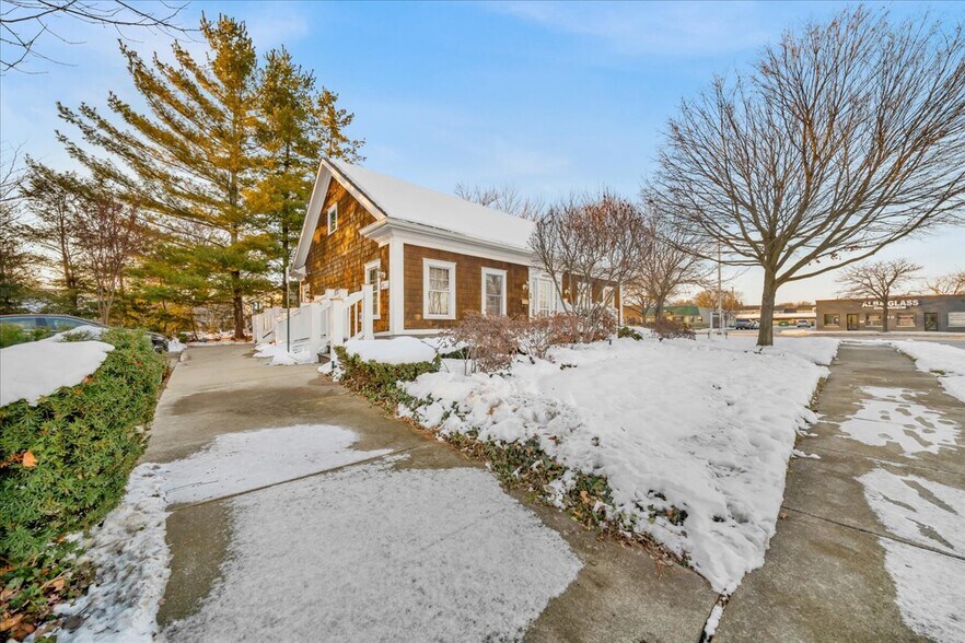 More Photos Of 907 W 14 Mile Rd, Clawson Office For Sale