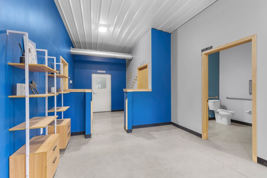 More Photos Of 390 Progress Dr, Cottage Grove Veterinarian Kennel For Sale