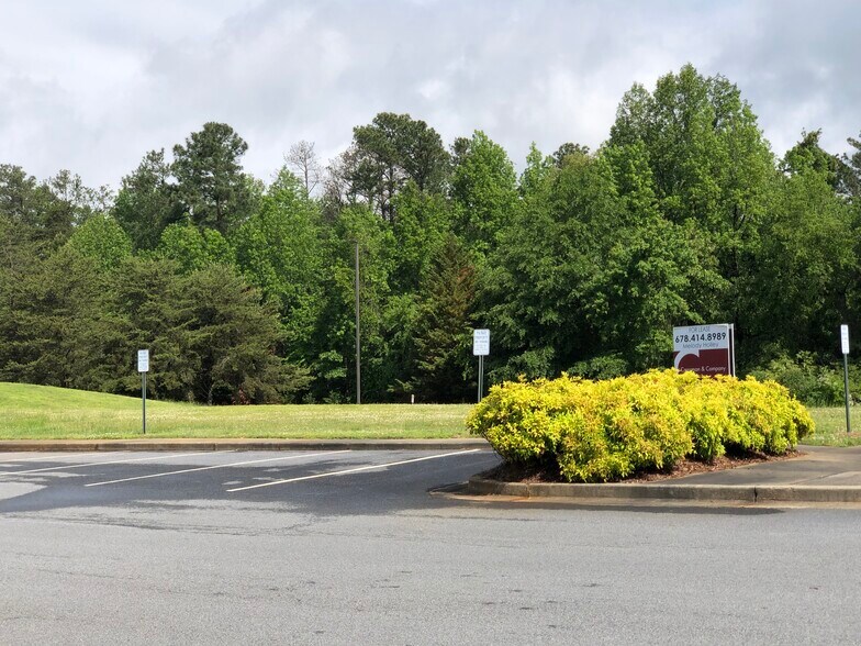 More Photos Of 885 Woodstock Rd, Roswell Land For Lease