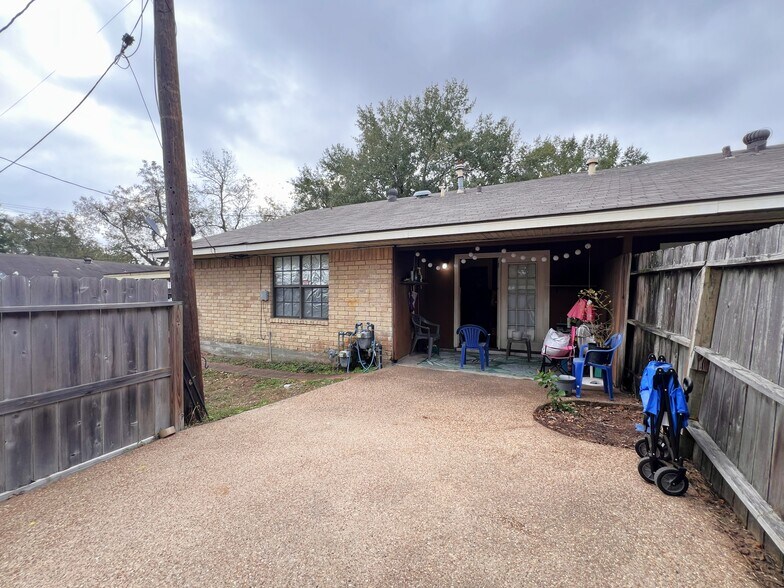 More Photos Of 602 S Jackson St, Brenham Apartments For Sale