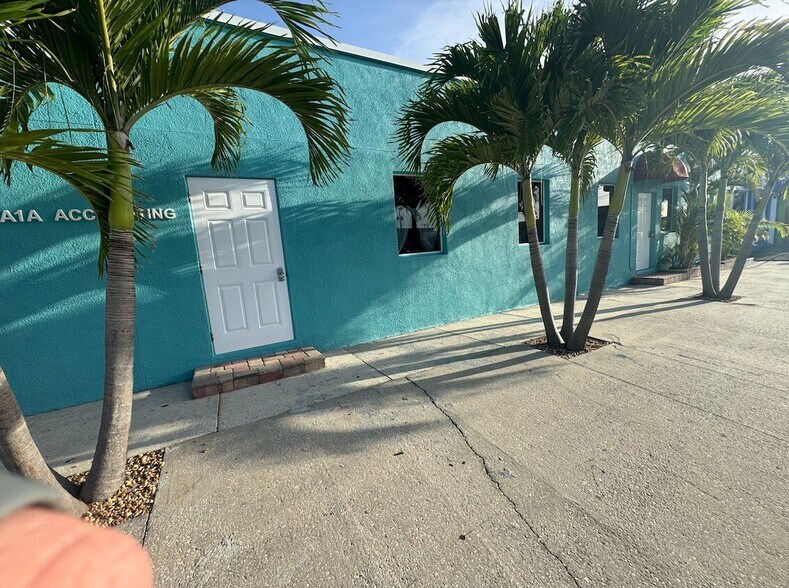 More Photos Of 222 N 1st St, Cocoa Beach General Retail For Sale