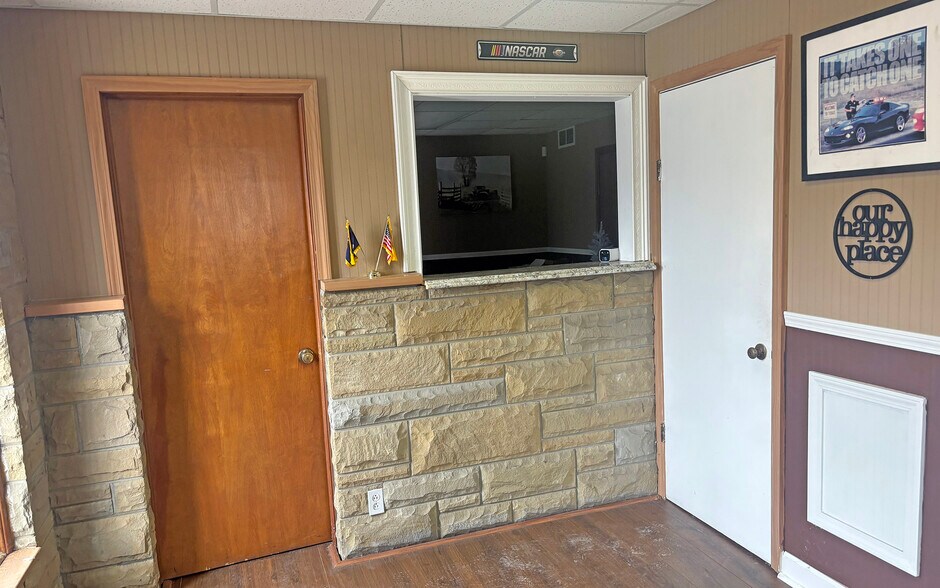 More Photos Of 17206 E Thirteen Mile Rd, Roseville Warehouse For Sale