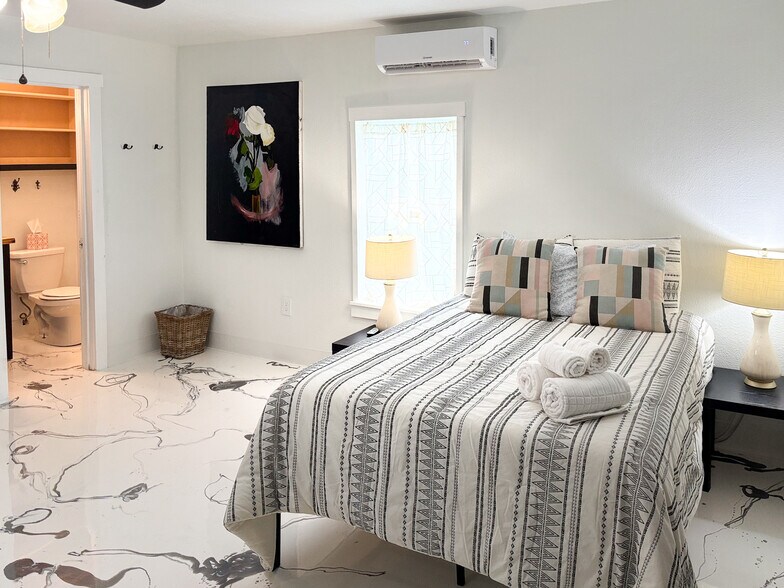 More Photos Of 400 Oak St, Bryan Office Residential For Lease