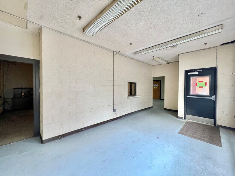 More Photos Of 521 S Market St, Galion Manufacturing For Lease