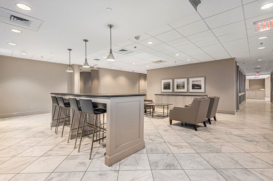 More Photos Of 2001 Park Pl, Birmingham Office For Lease