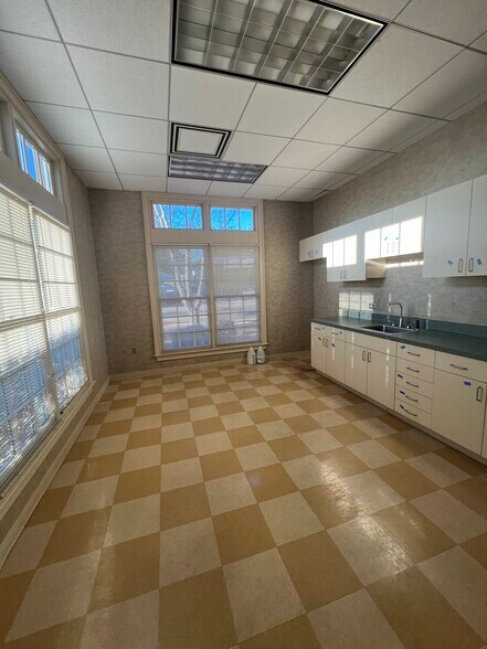 More Photos Of 6480 Milgen Rd, Midland Bank For Lease
