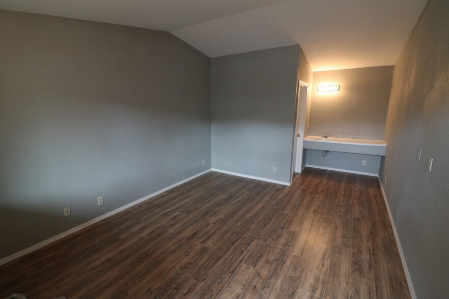 More Photos Of 127 Pacific Ave, Glendale Hotel For Sale