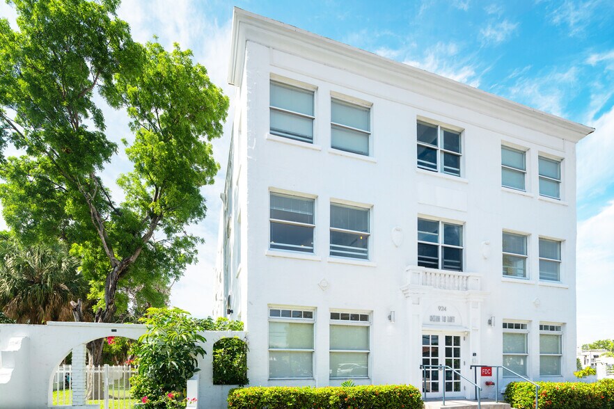More Photos Of 924 Marseille Dr, Miami Beach Apartments For Sale