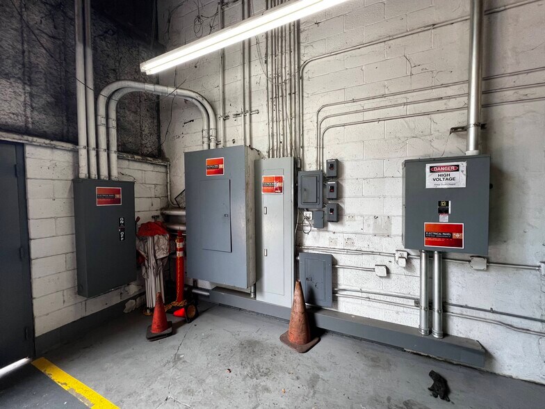 More Photos Of 560 Cynthia St, Jacksonville Warehouse For Sale