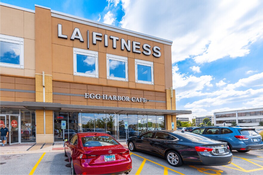 More Photos Of 2030 York Rd, Oak Brook Health Club For Lease