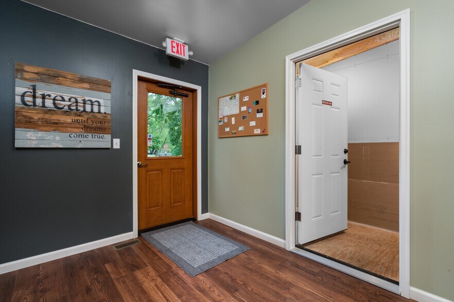 More Photos Of 915 S Clinton St, Stockbridge Restaurant For Sale