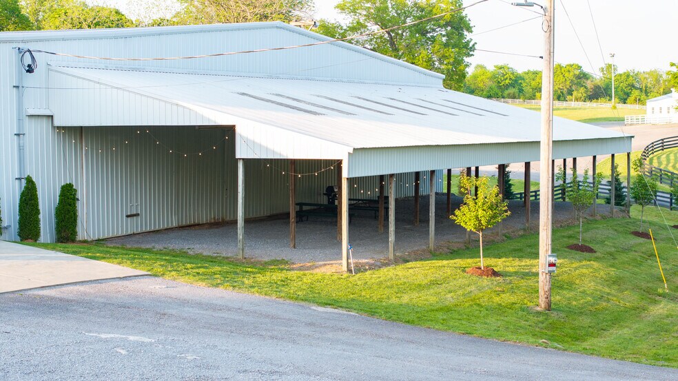 More Photos Of 5830 Highway 231 S, Castalian Springs Showroom For Sale