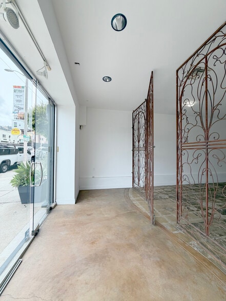 More Photos Of 926-928 N La Cienega Blvd, West Hollywood Storefront Retail Office For Lease