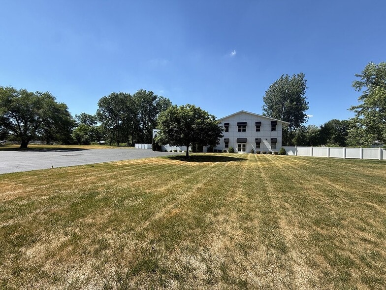 More Photos Of 9540 Airport Hwy, Monclova Warehouse For Lease