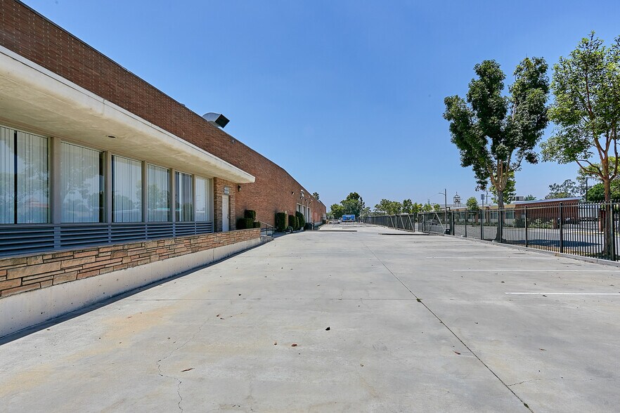 More Photos Of 5300 Harbor St, Commerce Warehouse For Lease