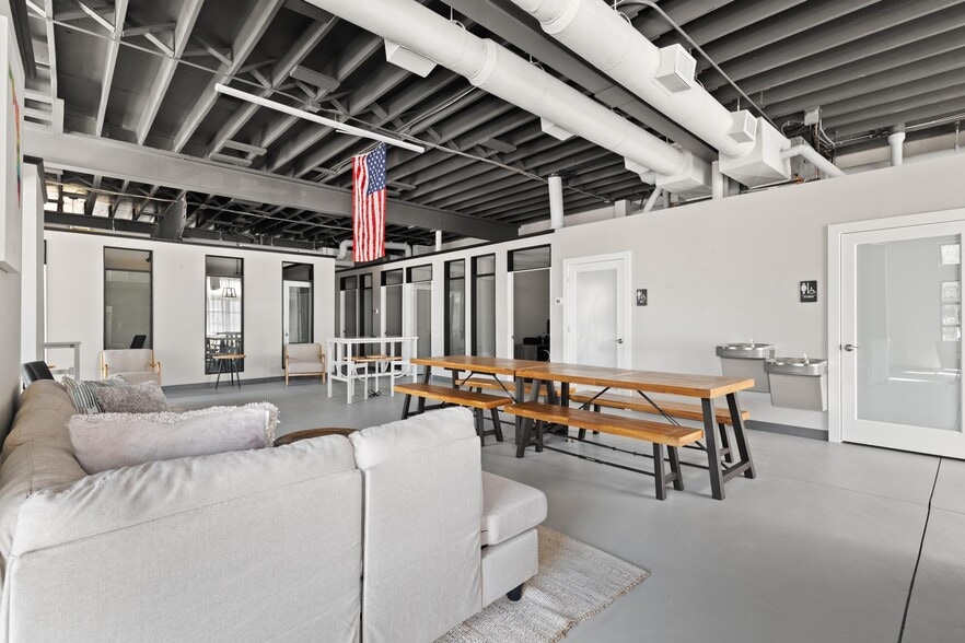 More Photos Of 229 E Lemon St, Tarpon Springs Auto Repair For Lease