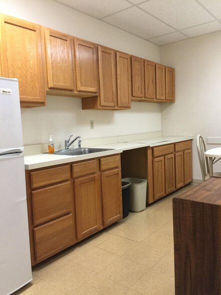 More Photos Of 204 Grove Ave, Thorofare Bank For Lease
