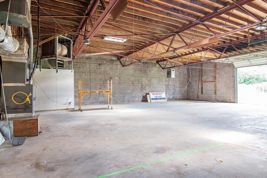 More Photos Of 1609 Coggin Ave, Brownwood General Retail For Lease