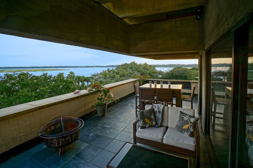 More Photos Of 916 Bay St, Beaufort Office For Sale