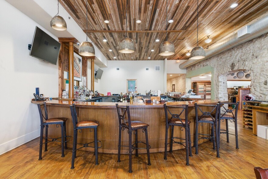 More Photos Of 103 N Pecan St, Hico Hotel For Sale