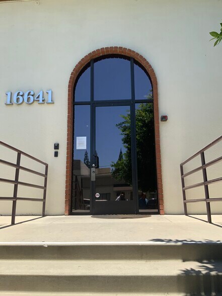 More Photos Of 16641 Roscoe Pl, North Hills Warehouse For Lease
