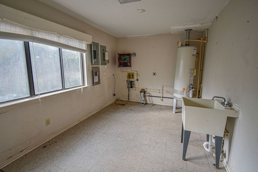 More Photos Of 182 Roberts St W, Salley Medical For Sale