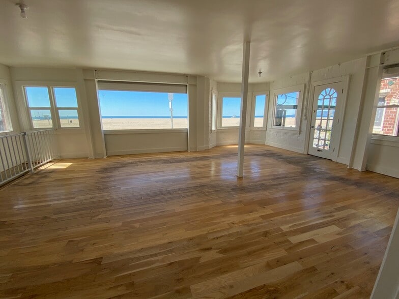 More Photos Of 517 Ocean Front Walk, Venice Storefront Retail Office For Lease