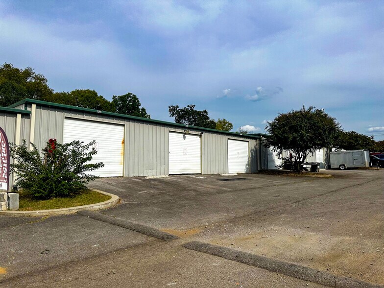 More Photos Of 2317 Meridian St, Huntsville Light Distribution For Lease