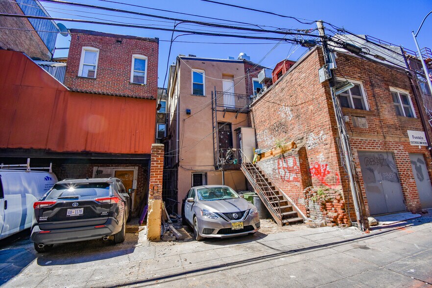 More Photos Of 2337 18th St NW, Washington Storefront Retail Residential For Lease