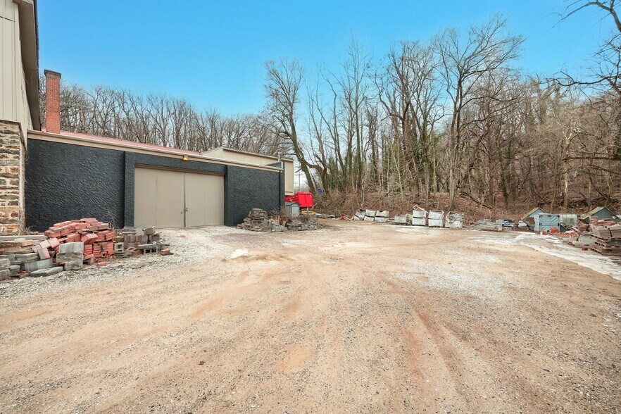 More Photos Of 1518 S George St, York Light Manufacturing For Sale