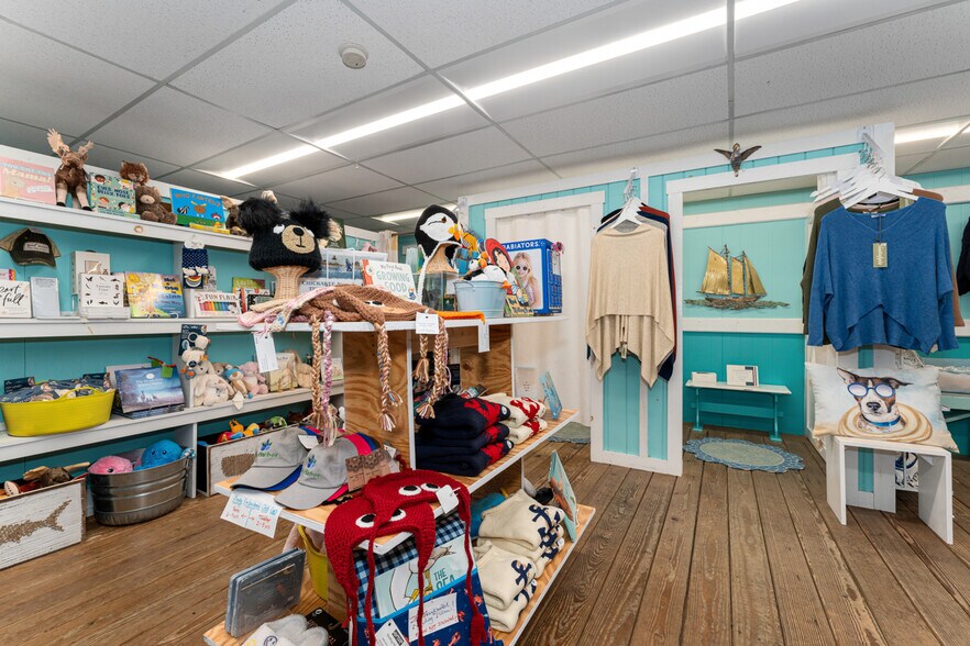 More Photos Of 19 Cottage St, Bar Harbor Storefront For Sale