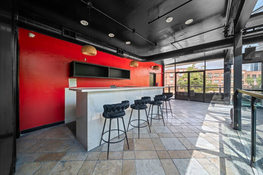 More Photos Of 1916 Baldwin St, Houston Bar For Lease