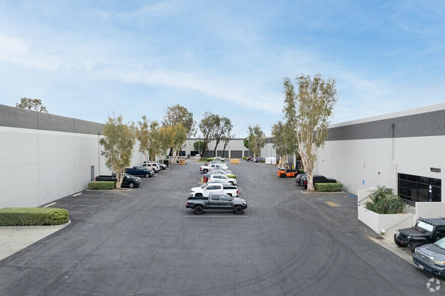 More Photos Of 15551-15561 Del Amo Ave, Tustin Warehouse For Lease