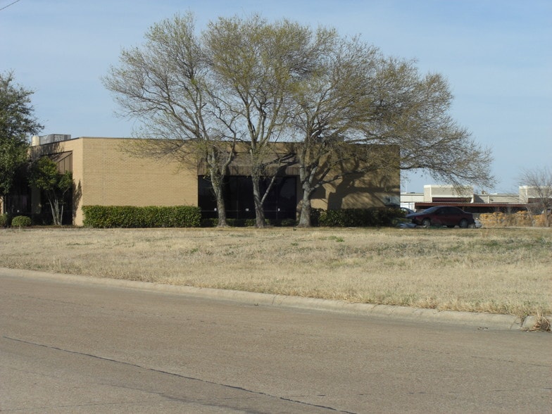 Primary Photo Of 1504 Falcon Dr, DeSoto Office For Sale