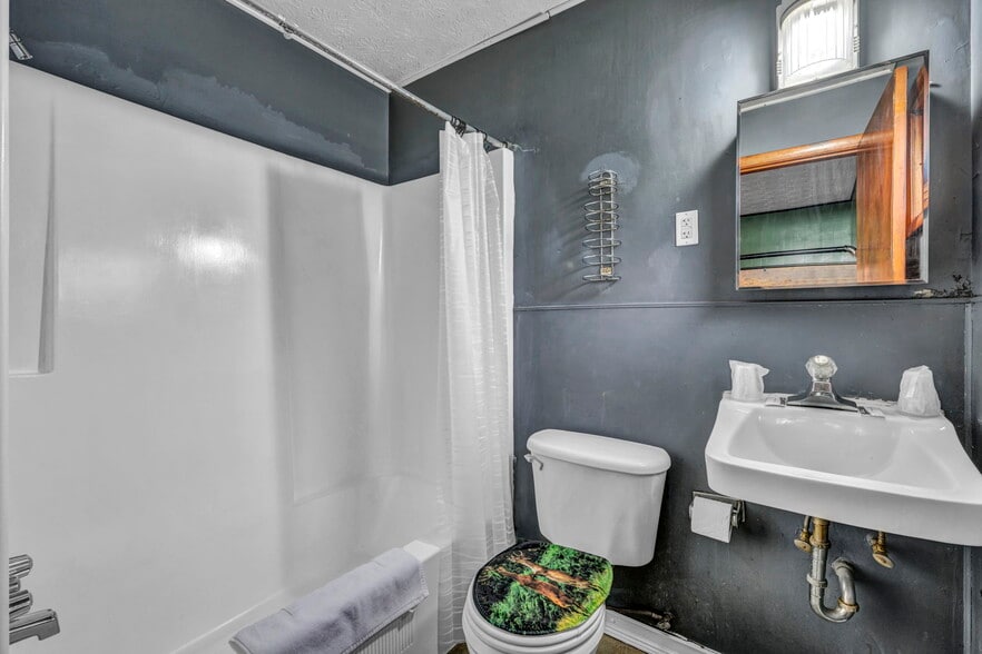 More Photos Of 44077 Oberlin Elyria Rd, Oberlin Hotel For Sale